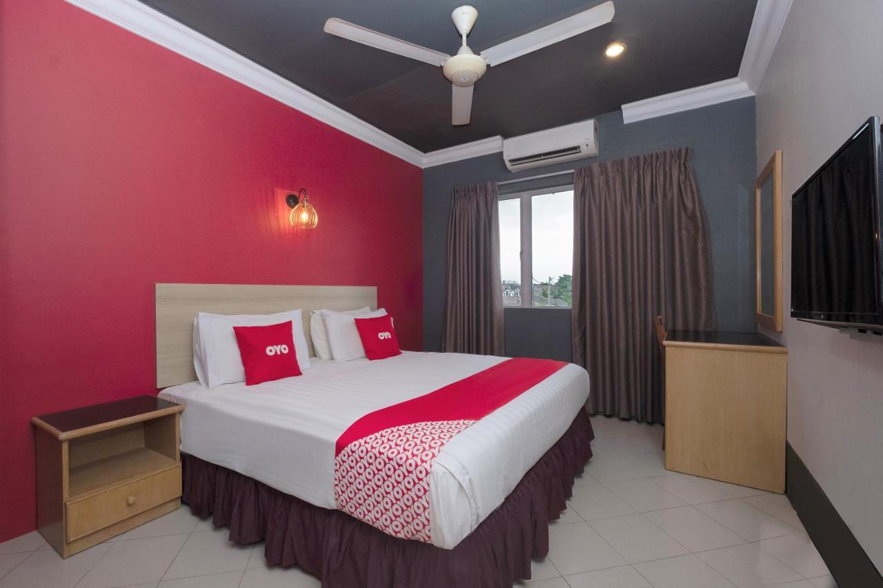 Oyo 90050 V Hotel Teluk Intan Exterior foto