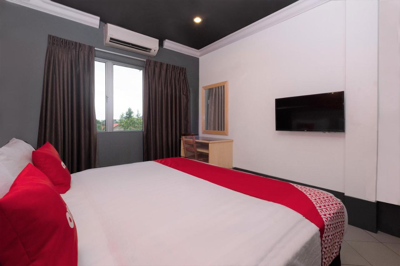 Oyo 90050 V Hotel Teluk Intan Exterior foto